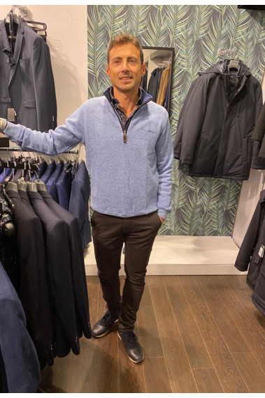 Homme portant le camionneur bleu ciel. Col à fermeture éclair.