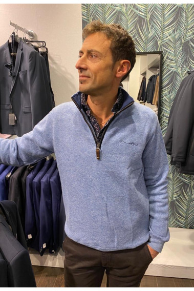 Homme portant le camionneur bleu ciel. Col à fermeture éclair.