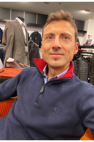 Homme portant le camionneur marine. Col rouge à l'intérieur et à fermeture éclair.