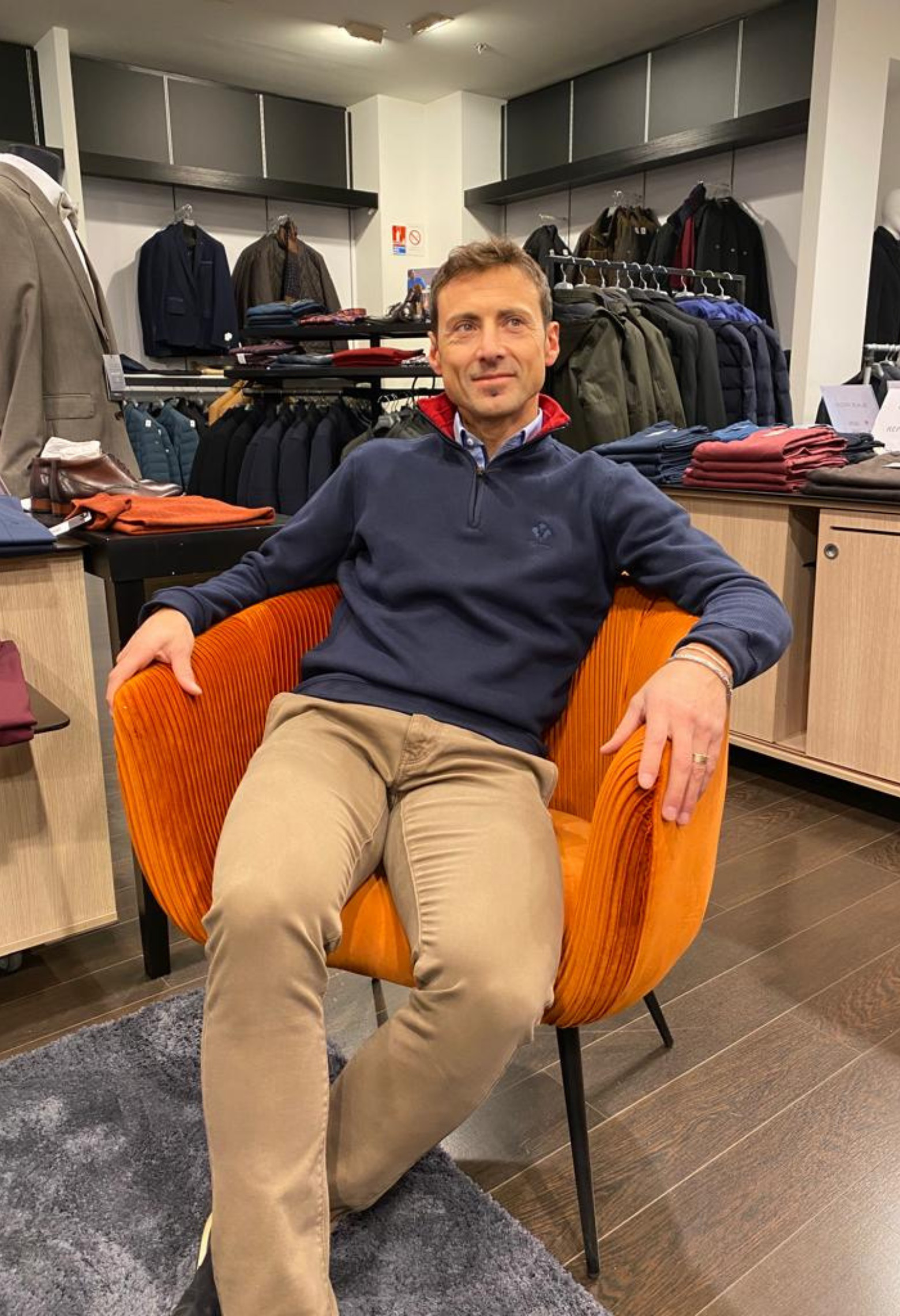 Homme portant le camionneur marine. Col rouge à l'intérieur et à fermeture éclair.