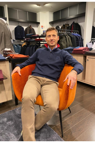 Homme portant le camionneur marine. Col rouge à l'intérieur et à fermeture éclair.