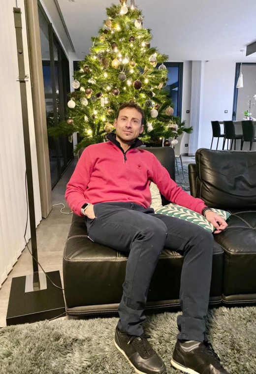 Homme portant le camionneur rouge. Col à fermeture éclair.