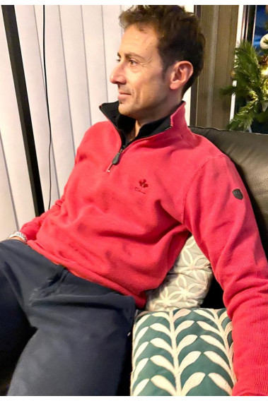 Homme portant le camionneur rouge. Col à fermeture éclair.