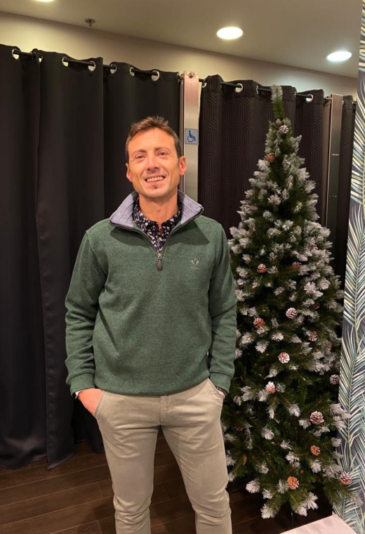 Homme portant le camionneur vert. Col à fermeture éclair.