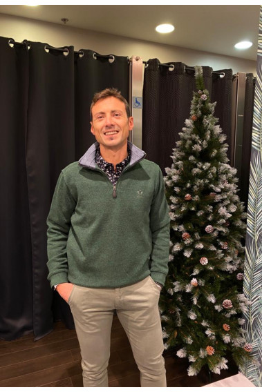 Homme portant le camionneur vert. Col à fermeture éclair.