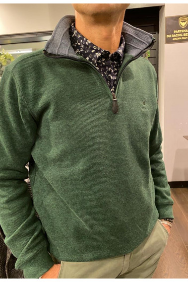 Homme portant le camionneur vert. Col à fermeture éclair.