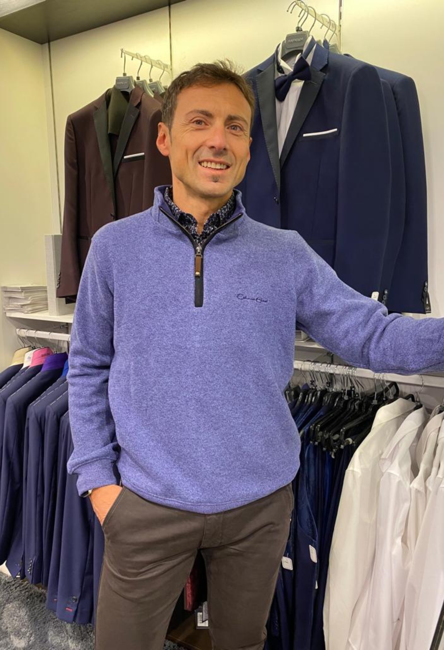 Homme portant le camionneur violet. Col à fermeture éclair.