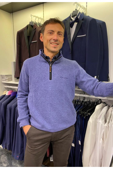 Homme portant le camionneur violet. Col à fermeture éclair.