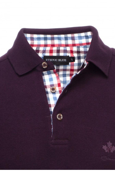 Zoom sur les détails du polo manches longues pourpre.