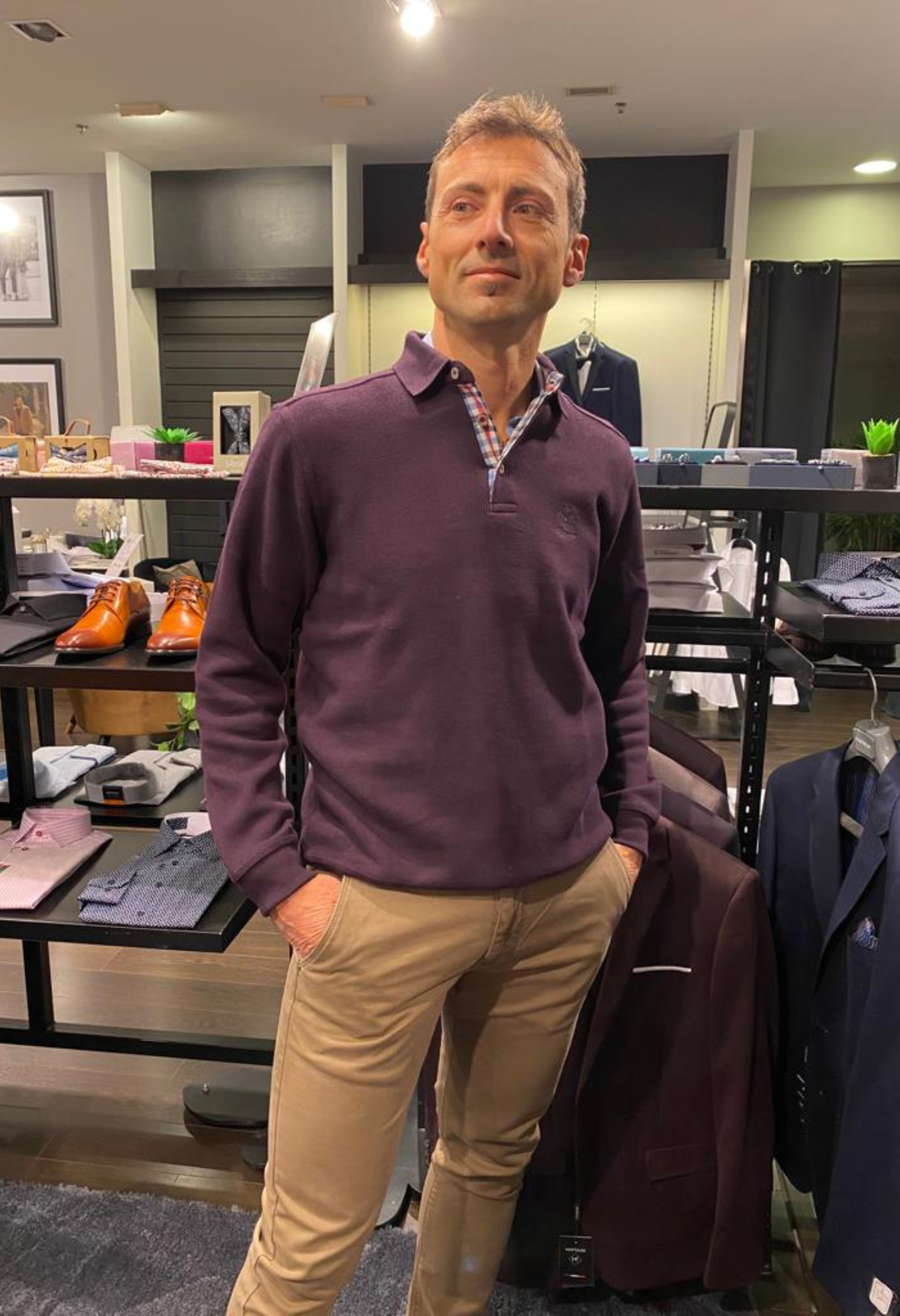 Homme portant le polo manches longues pourpre. Col chemise et coupe droite.