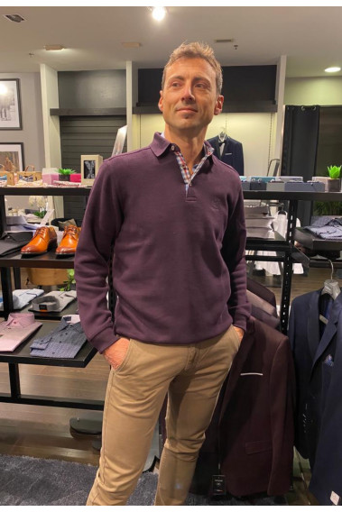 Homme portant le polo manches longues pourpre. Col chemise et coupe droite.