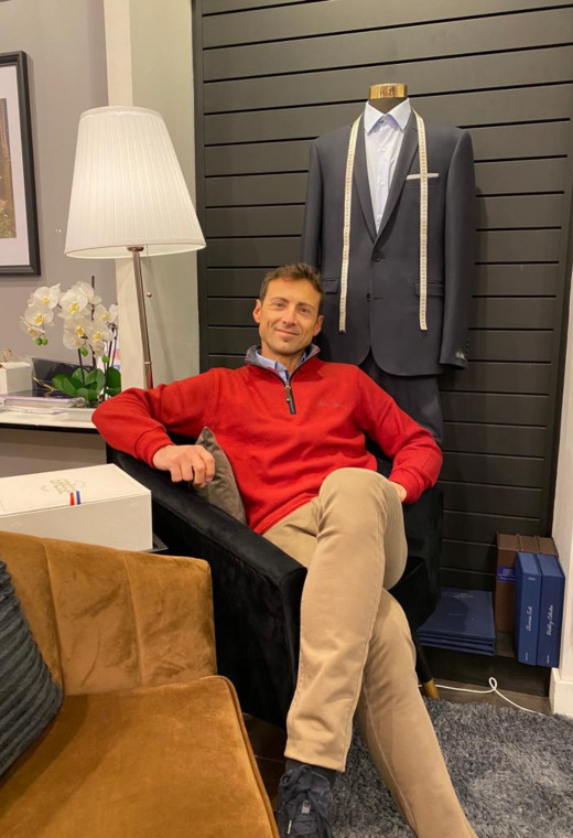 Homme portant le camionneur rouge. Col à fermeture éclair.