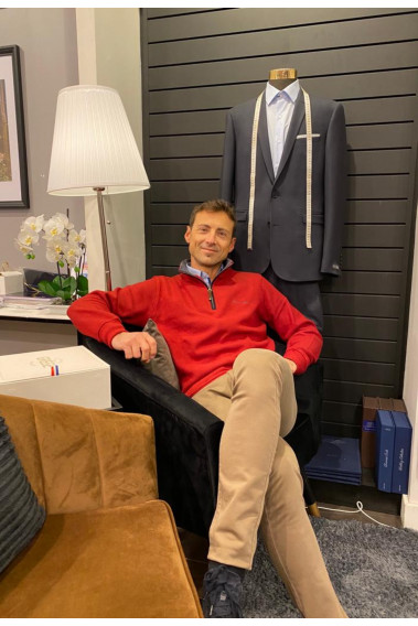 Homme portant le camionneur rouge. Col à fermeture éclair.