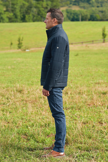 Homme de profil portant le blouson MYKA bleu.