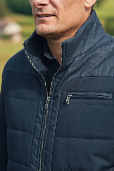 Zoom sur le col montant du blouson MYKA bleu.