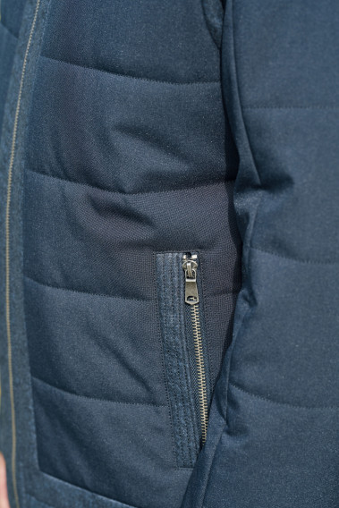 Zoom sur la poche du blouson MYKA bleu.