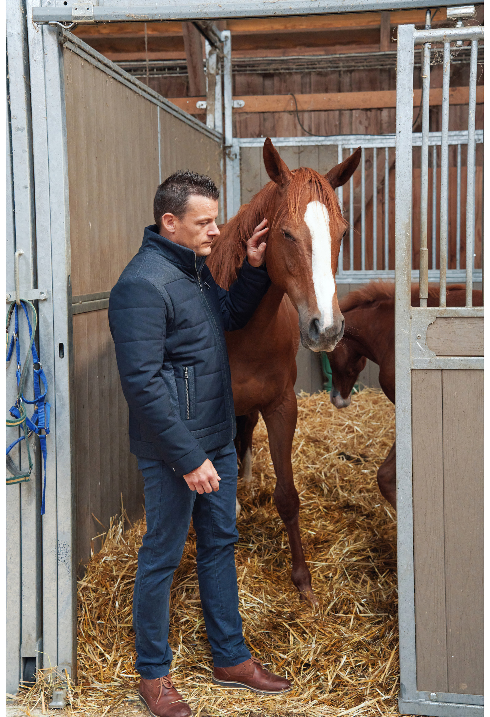 Homme portant le blouson MYKA bleu. Il comporte une poche poitrine et 2 poches verticales.