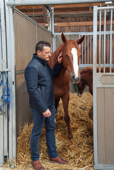Homme portant le blouson MYKA bleu. Il comporte une poche poitrine et 2 poches verticales.
