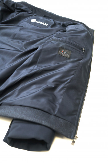 Zoom sur l'intérieur du blouson MYKA bleu. Il comporte 2 poches intérieures.