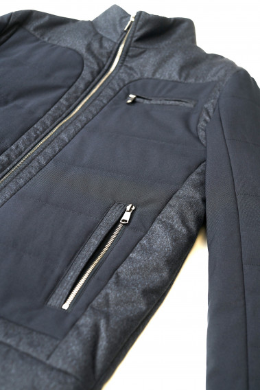 Zoom sur les détails du blouson MYKA bleu.