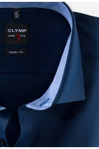 Zoom sur le col de la chemise slim armurée bleue nuit.