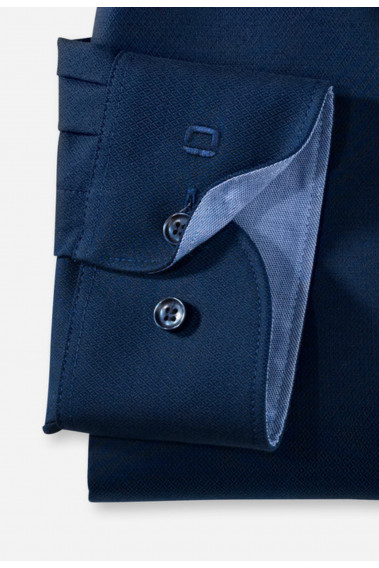 Zoom sur la manche de la chemise slim armurée bleue nuit.