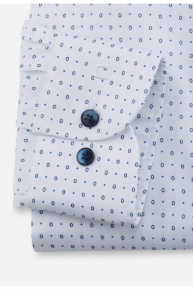 Zoom sur la manche de la chemise slim fantaisie blanche et bleue.