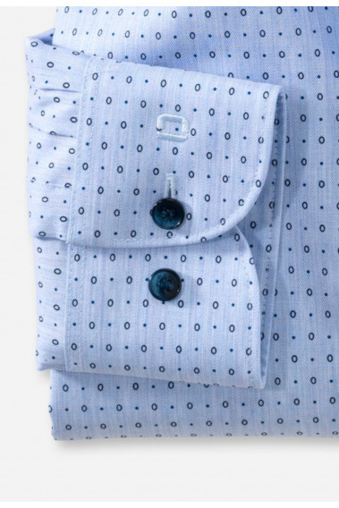 Zoom sur la manche de la chemise slim fantaisie bleue.