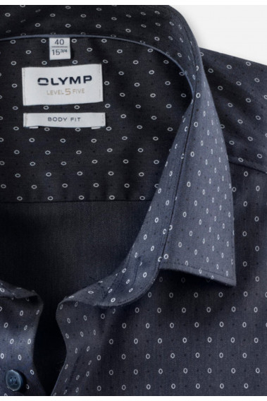 Zoom sur le col de la chemise slim fantaisie marine.