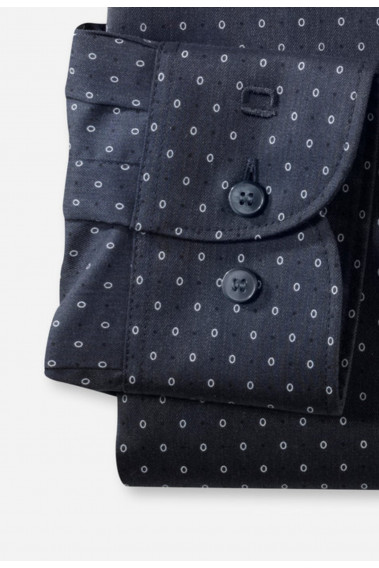 Zoom sur la manche de la chemise slim fantaisie marine.
