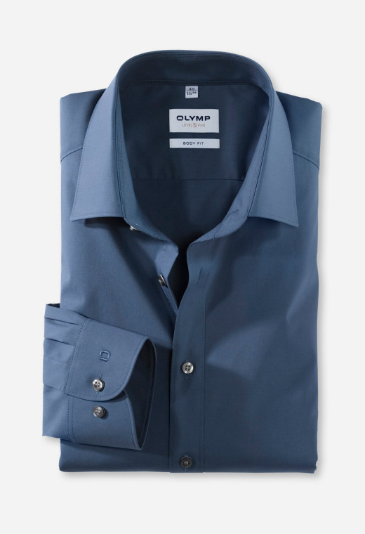 Chemise slim unie bleue. Elle est à manches longues.