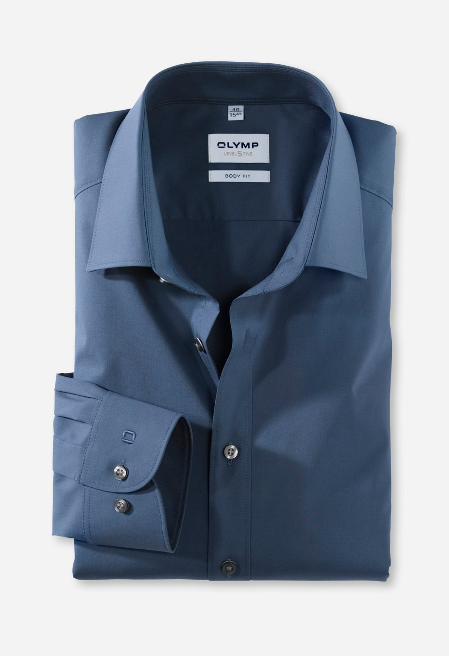 Chemise slim unie bleue. Elle est à manches longues.