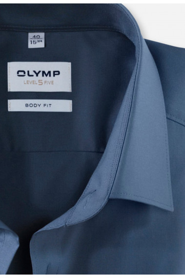 Zoom sur le col de la chemise slim unie bleue.