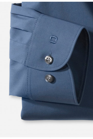 Zoom sur la manche de la chemise slim unie bleue.