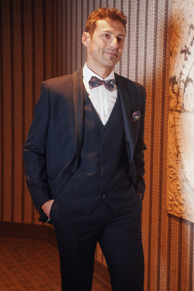 Homme de face en smoking CELESTEC couleur marine 3 pièces dans une maison.