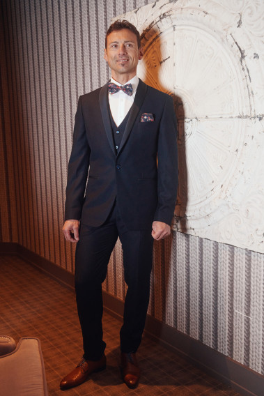 Homme de face en smoking CELESTEC couleur marine 3 pièces dans une maison.