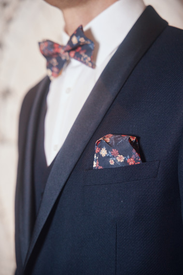 Smoking CELESTEC marine. Plan sur le nœuds  papillon à motif florale et son mouchoir de poche.