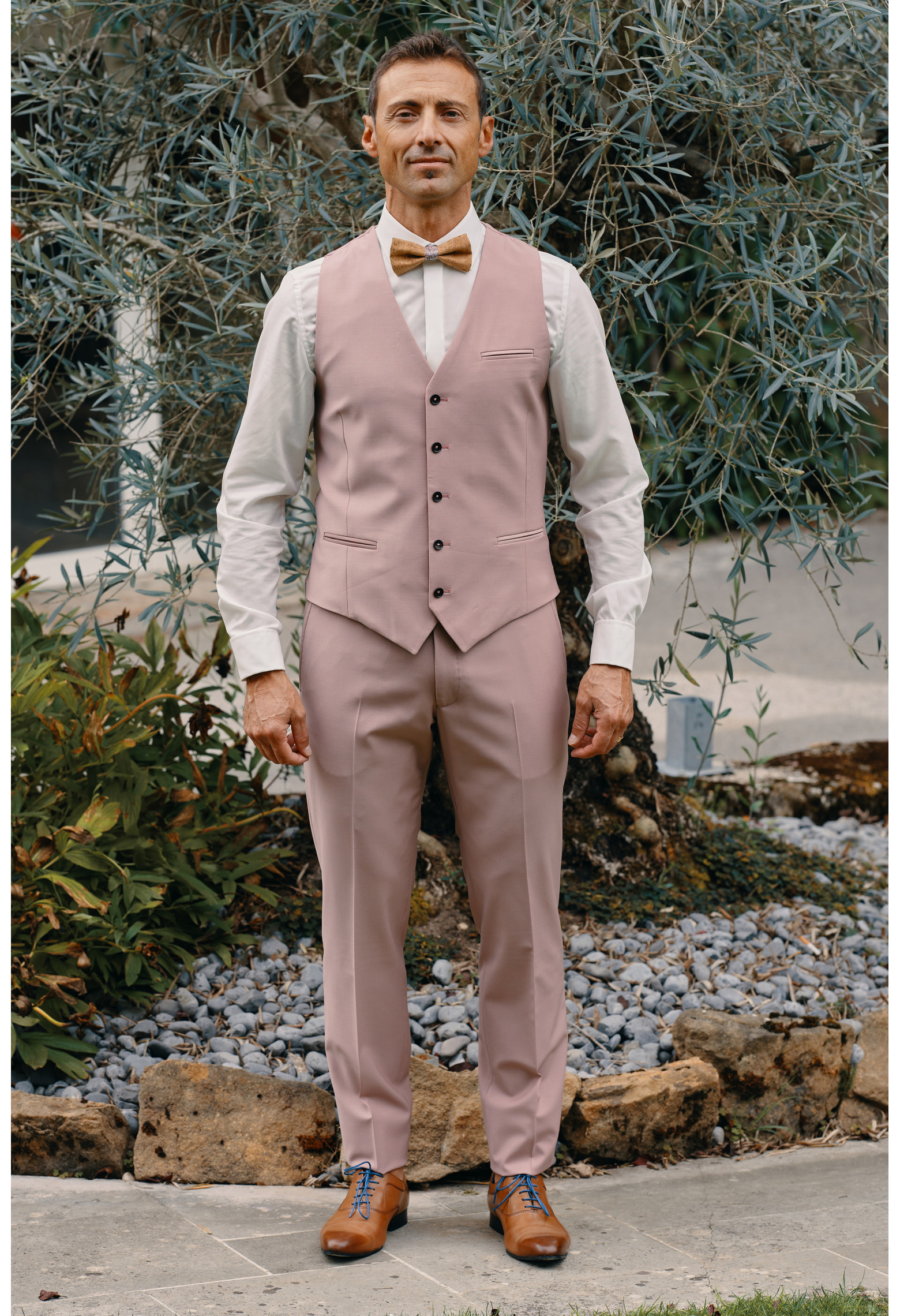 Homme portant le gilet CHRIS rose accompagné d'un nœuds papillon.