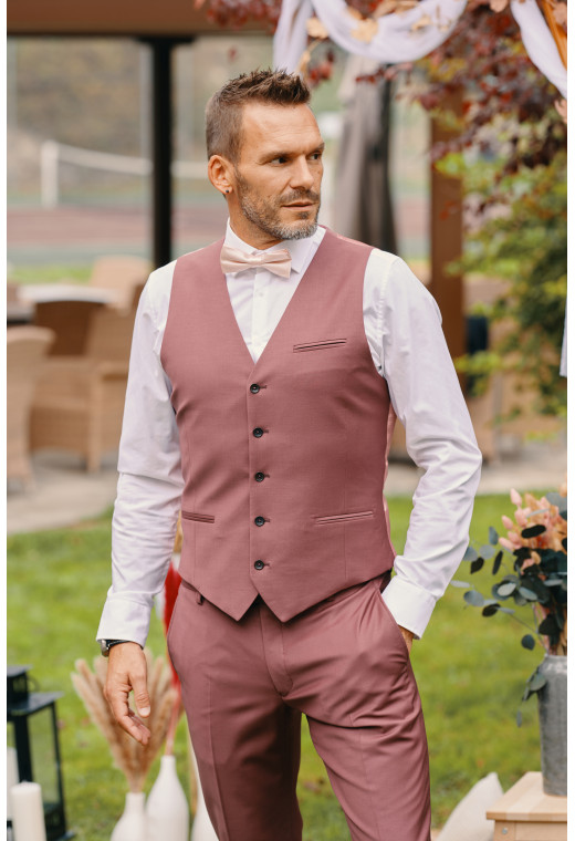 Homme portant le gilet CHRIS framboise accompagné d'un nœuds papillon.