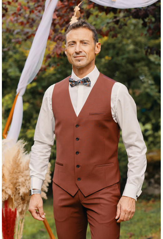 Homme portant le gilet CHRIS terracotta accompagné d'un nœuds papillon.