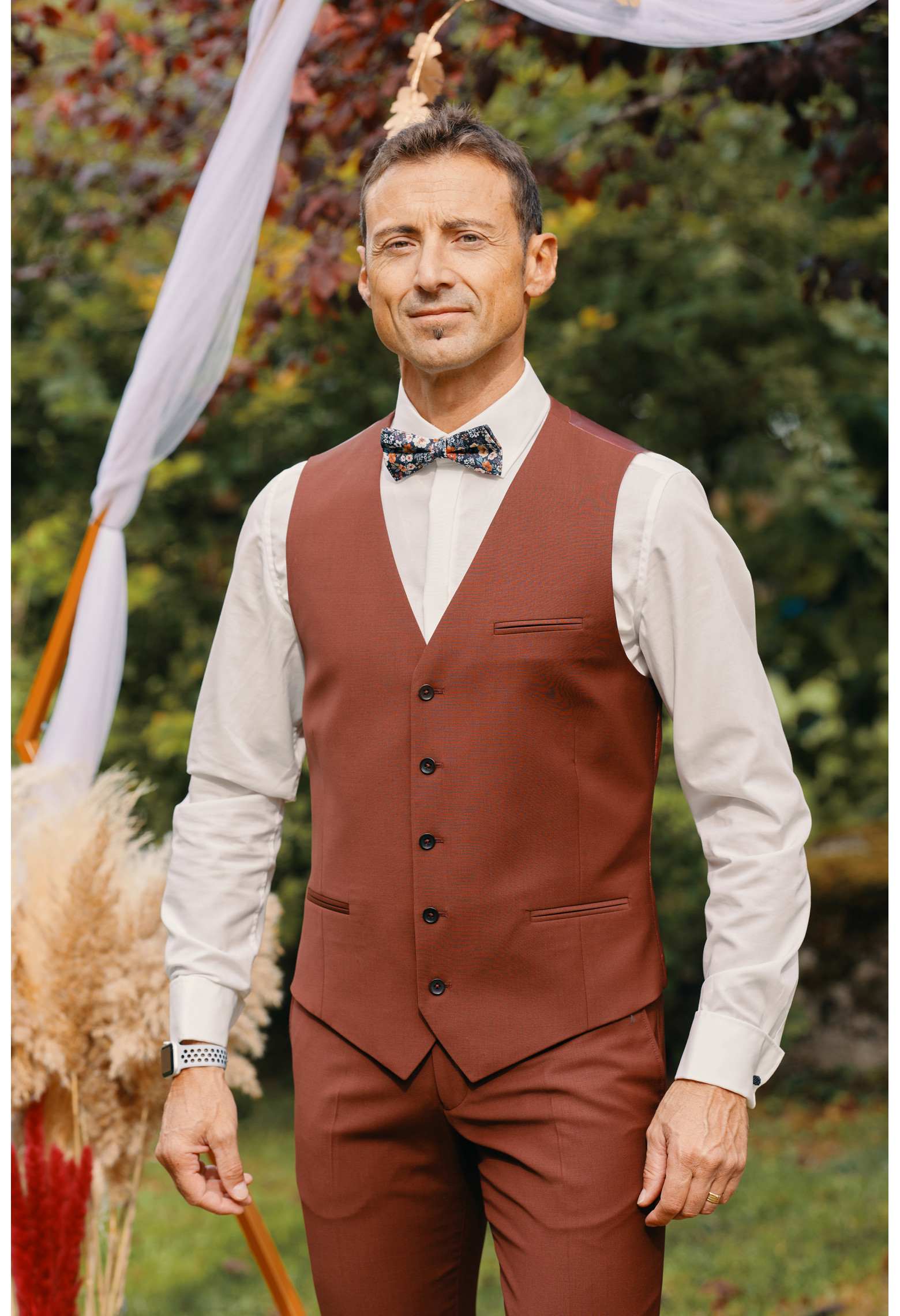 Homme portant le gilet CHRIS terracotta accompagné d'un nœuds papillon.