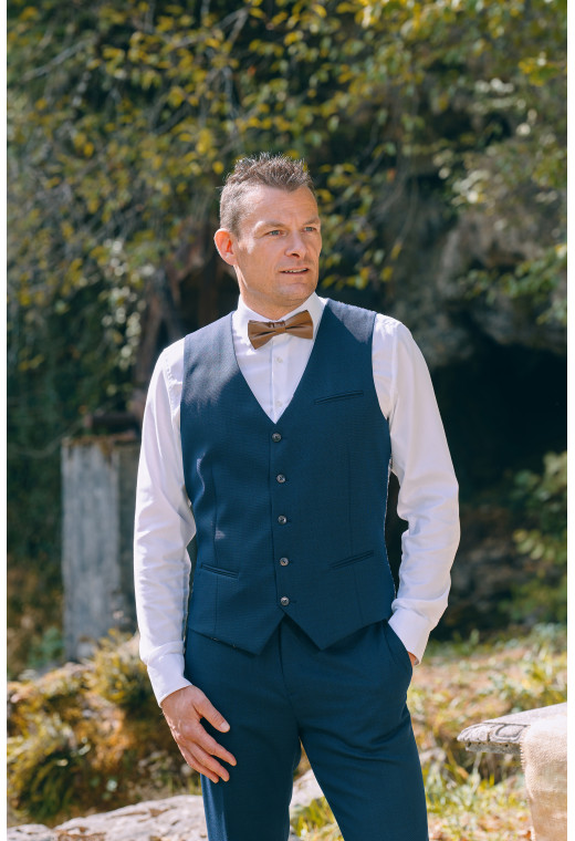 Homme portant le gilet CHRIS micro dessin marine accompagné d'un nœuds papillon.