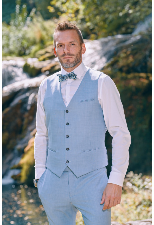 Homme portant le gilet CHRIS bleu pastel accompagné d'un nœuds papillon.