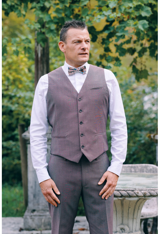 Homme portant le gilet  CHRIS rose-violet accompagné d'un nœuds papillon.