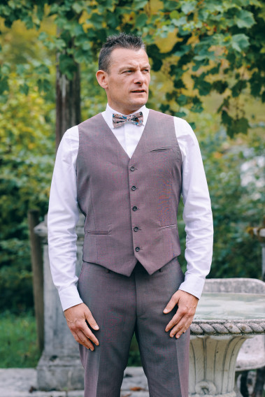 Homme portant le gilet  CHRIS rose-violet accompagné d'un nœuds papillon.
