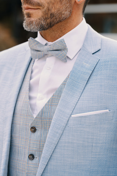 Costume DIANA bleu clair. Plan sur le nœuds papillon quadrillé.