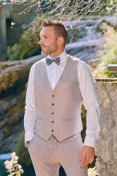 Costume GIORGIO rose poudré. Plan sur le gilet.