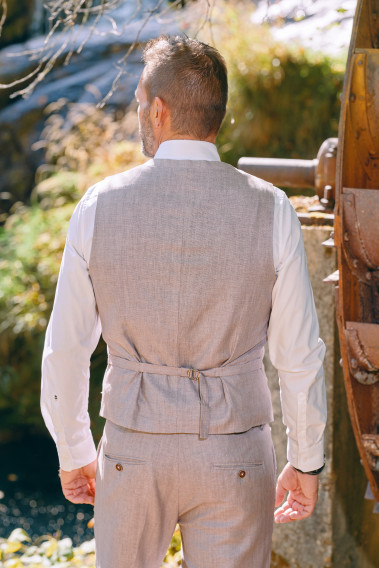 Costume GIORGIO rose poudré. Plan sur le dos du gilet avec possibilité de le resserrer. .