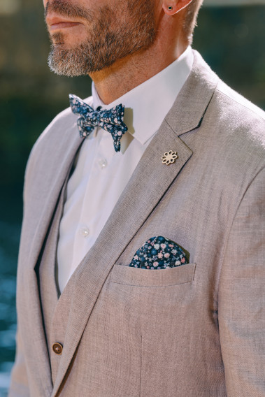 Costume GIORGIO rose poudré. Plan sur le nœuds  papillon à motif florale.