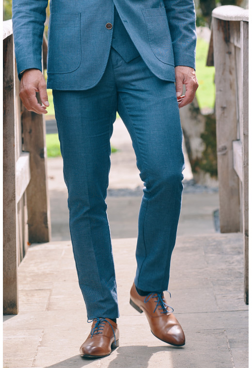 Homme portant le pantalon LINCOLN bleu. Il comporte 3 poches avant et 2 poches arrière.